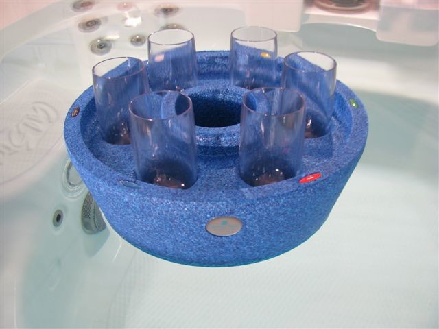 Flytebar i blått med glass til bruk i massasjebad og svømmebassenger hos Quality Spas