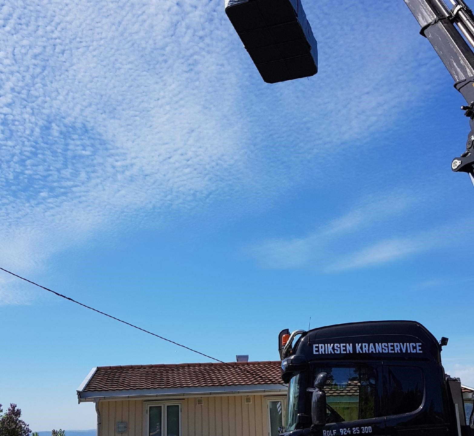 SwimSpa i kran med blå himmel over hyttetak i Versvik i Son